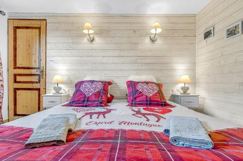 a bedroom with a large bed with two pillows at Gîte Le Montagn'art in Beauvezer