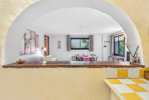 an archway in a room with a living room at Gîte Le Montagn'art in Beauvezer