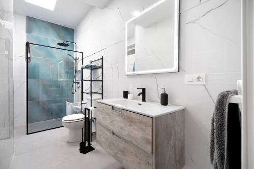 a bathroom with a sink and a toilet and a shower at Villa Indie in Chiclana de la Frontera