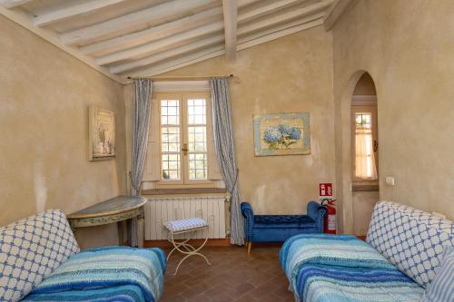 a living room with two beds and a window at San Giovanni Residence in Peccioli