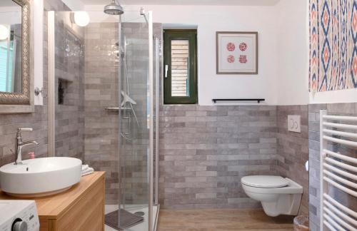 a bathroom with a shower and a toilet and a sink at Panorama Apartment Todtmoos in Todtmoos