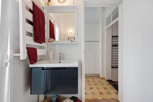 a bathroom with a sink and a mirror at Casa Doce in Silves