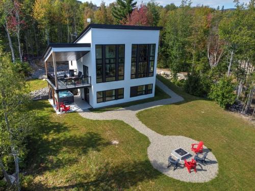 an overhead view of a tiny house with a patio at O Vitre Spa - Relax with St-Lawrence Views in Les Éboulements