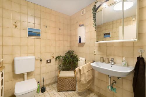 a bathroom with a sink and a toilet at Ferienwohnung Stork in Möhnesee