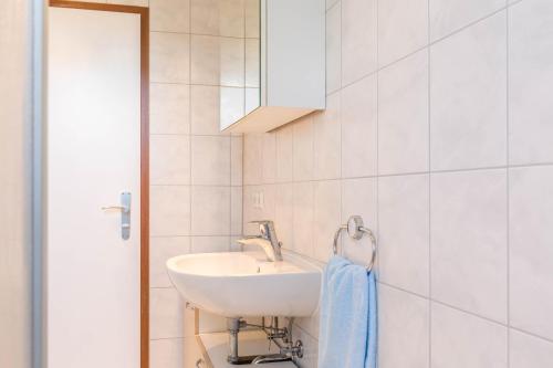 a bathroom with a sink and a mirror at Ferienwohnung zum Seeblick in Öhningen