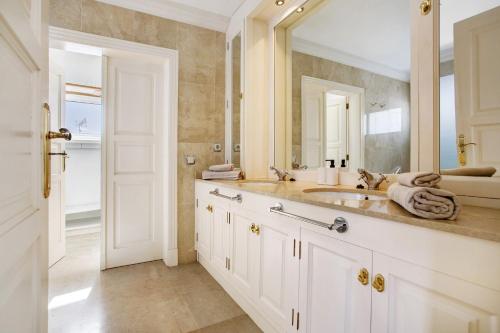a bathroom with a sink and a large mirror at Preciosa Casa En Lanzarote in Tahiche