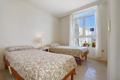 a bedroom with two beds and a window at Preciosa Casa En Lanzarote in Tahiche