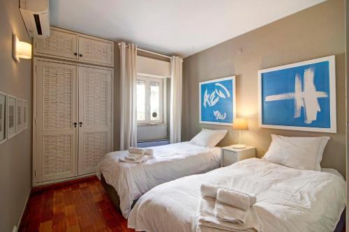 two beds in a small room with two beds sidx sidx sidx at Villa Apple in Vale do Lobo