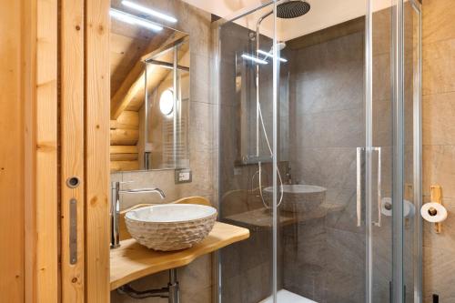 a bathroom with two sinks and a shower at Agritur Cazzuffi in Peio