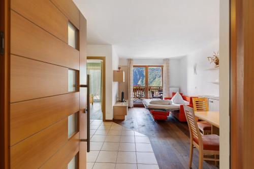 a living room with a couch and a table at Obertrisaierhof Wohnung 2 in Fie allo Sciliar