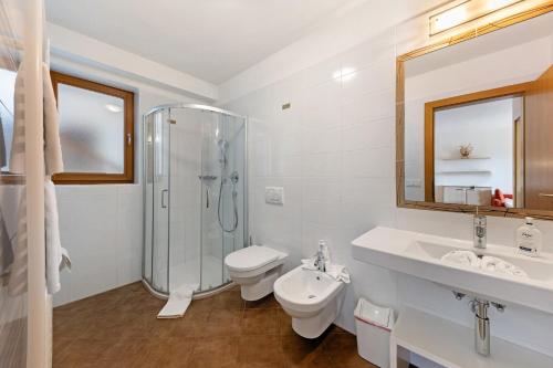 a bathroom with a shower and a toilet and a sink at Obertrisaierhof Wohnung 2 in Fie allo Sciliar