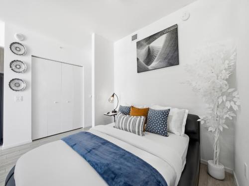 a bedroom with a bed with blue and white pillows at Brickell Bay View in Miami