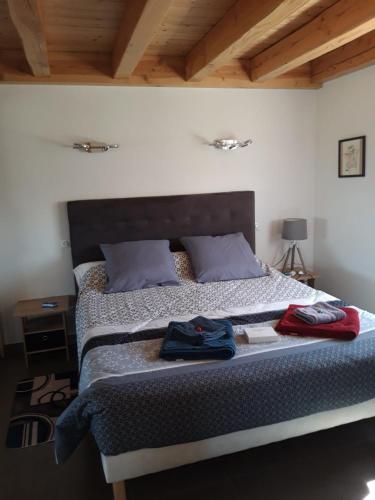 ein Schlafzimmer mit einem Bett, auf dem zwei Handtücher liegen in der Unterkunft Maison Chalet in Le Nayrac