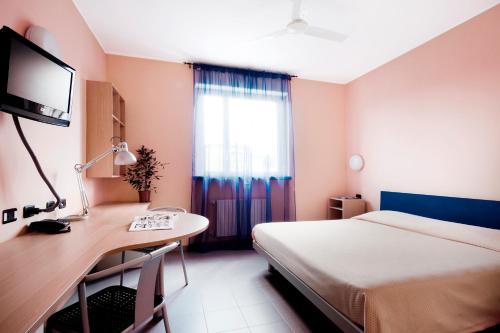 a bedroom with a bed and a desk with a computer at La Cordata Accommodation - Zumbini 6 in Milan