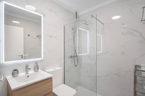 a bathroom with a shower and a toilet and a sink at Villa Atlantico in Candelaria