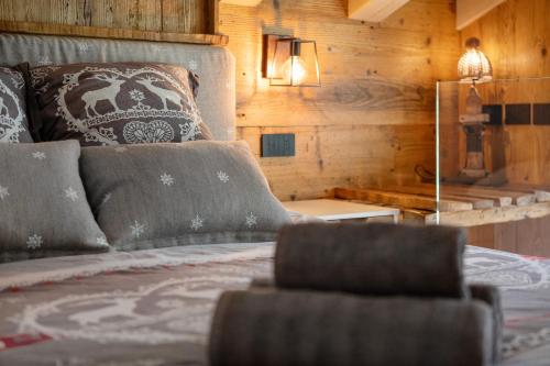 a bedroom with a bed in a room with wooden walls at Lo Pailler de Mamma e Pappa in Valsavarenche