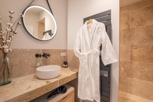 a bathroom with a sink and a mirror at Villa chardonnay in Pradons