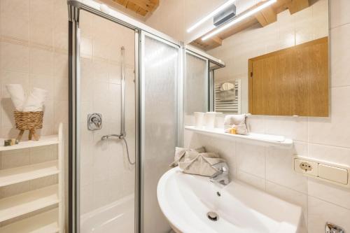 a bathroom with a shower and a sink and a toilet at Eichernhof Apartment Apfelblüte in Verano