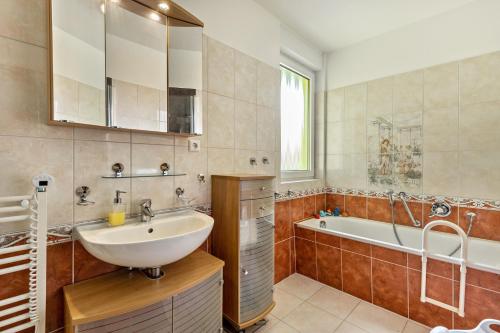 a bathroom with a sink and a tub at 2 Zimmer Ferienwohnung 69 Qm in Mittenwalde