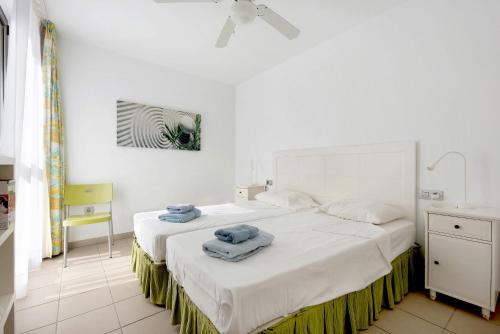 a bedroom with a bed with towels on it at Casa Médano 17 in Granadilla de Abona