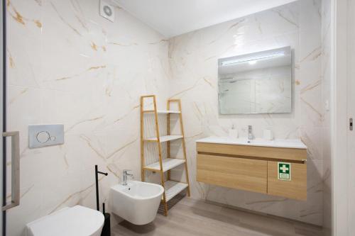 a bathroom with a sink and a mirror at T3 São Martinho do Porto in São Martinho do Porto