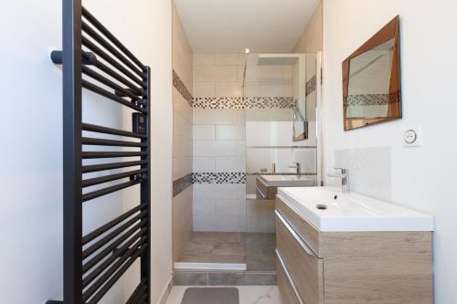 un bagno con lavandino e specchio di Koh Samui a Peypin