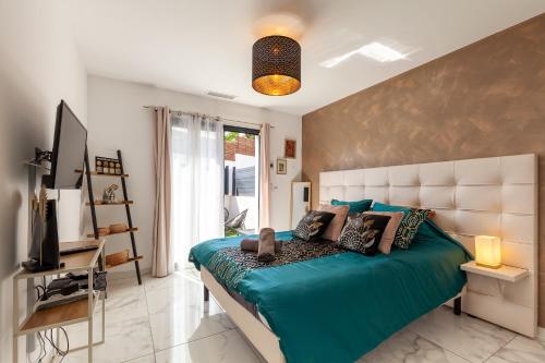 una camera da letto con un grande letto con una coperta blu di Koh Samui a Peypin