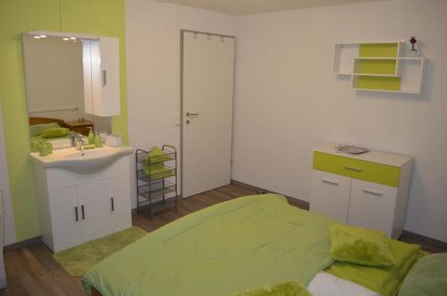 En eller flere senge i et værelse på Haus ElSaVi