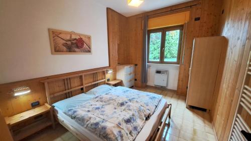 a bedroom with a bed and a window in it at App Oleandro Casa Demonti in Tignale