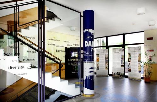 einen Blick auf eine Anzeigetafel in einem Gebäude in der Unterkunft La Cordata Accommodation - Zumbini 6 in Mailand