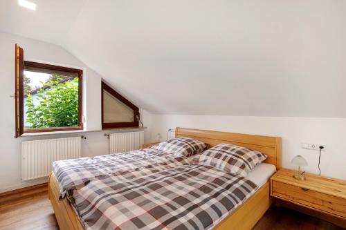 a bedroom with a bed with two pillows and a window at Ferienwohnung In Bempflingen in Bempflingen