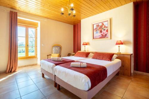 a bedroom with a large bed and a window at Maison Indépendante Sur Jardin in Mahalon