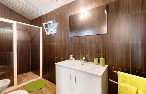 a bathroom with a sink and a shower and a toilet at Casa Syrah in Palmela