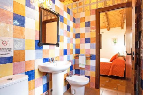 a bathroom with a sink and a toilet at Villa Giovanni in Barbate