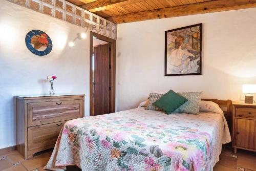 a bedroom with a bed and a painting on the wall at Villa Giovanni in Barbate