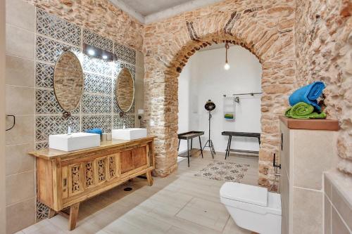 a bathroom with two sinks and a toilet in a room at Casa Rural Sajoná in Tiscamanita