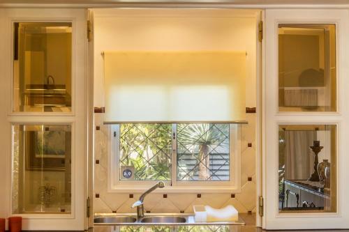 a kitchen with a window and a sink and a sink at Villa Echium T2 in Caniço
