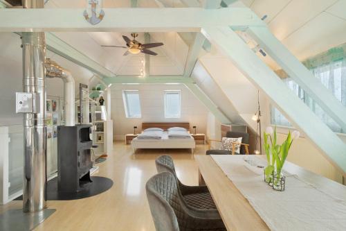 a attic room with a bed and a table at Ferienappartement Pauli in Hagnau
