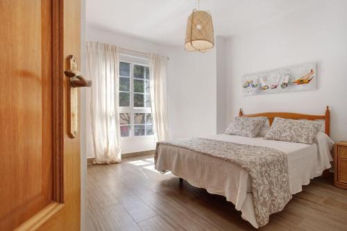 a bedroom with a bed and a window at Apartamento Puerto Playa in Puerto del Rosario