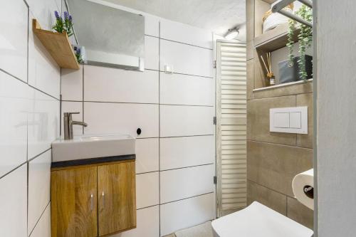 a small bathroom with a sink and a toilet at Yalet Ferienhaus in Brilon