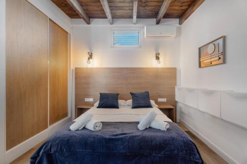 a bedroom with a large bed with a wooden headboard at Casa Miranda 2 in Araya