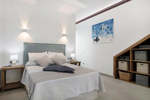 a bedroom with a bed with a blue blanket at Casa Mara 1 in Playa Quemada