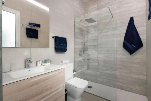 a bathroom with a shower and a toilet and a sink at Casa Mara 1 in Playa Quemada