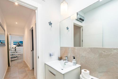 a bathroom with a sink and a mirror at Precioso chalet a pie de playa in Punta Umbría