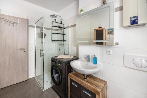 a bathroom with a washing machine and a sink at Radlerrast in Weißenfels