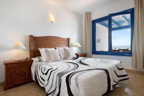 a bedroom with a large bed with a window at Punta Marea in Punta Mujeres