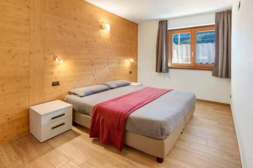 a bedroom with a bed and a window at Appartamenti Via Dell'Asilo in Valdidentro