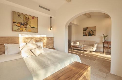 a bedroom with a bed and a living room at Casa Penisula in Porto-Vecchio