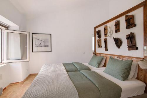 a bedroom with a large bed and a window at Casa Do Limoeiro in Nora