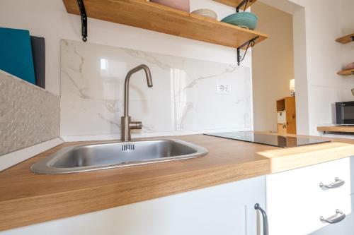 a kitchen with a sink and a counter top at Mira casa in Spadafora